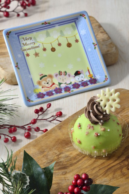 2015ダッフィーのクリスマス「Very Merry Snowtime」 ホワイトムースケーキ スーベニアプレート付き　880円　販売店舗：ケープコッド・クックオフ