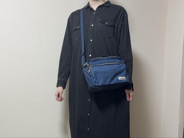 【mont-bell　50th ショルダーバッグ】デニムのワンピースと合わせてみました。レトロな雰囲気のバッグとの相性良し◎！