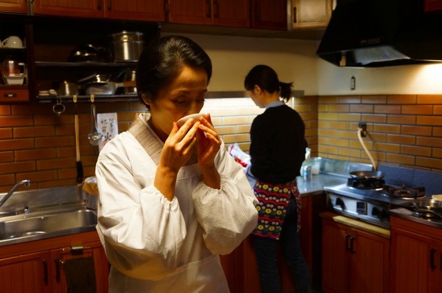 味をチェックする大原千鶴さん