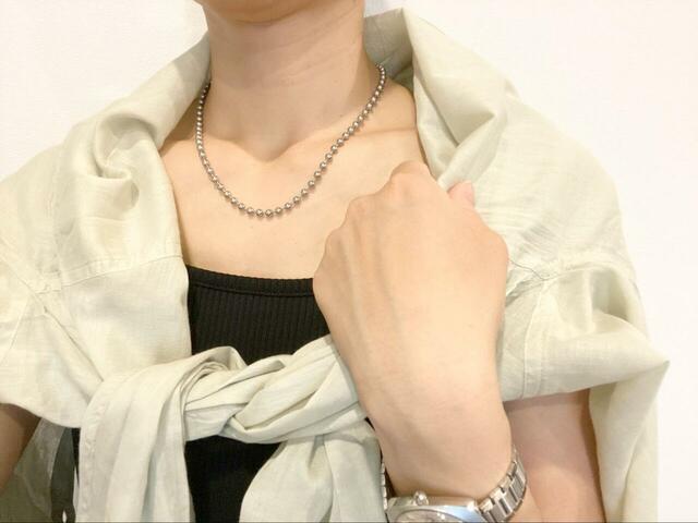 【coca ガーゼシャツ】「袖を通すのはちょっと暑いかも…」という時は、肩にサッと掛けるのもおすすめ!