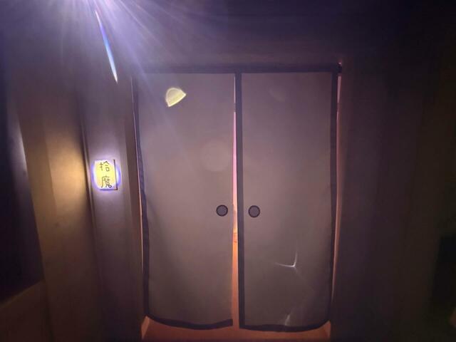 ふすまを模したのれんをくぐると…