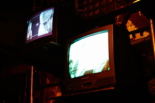壁には古いTVが並び、映像が引っ切り無しに切り替わる
