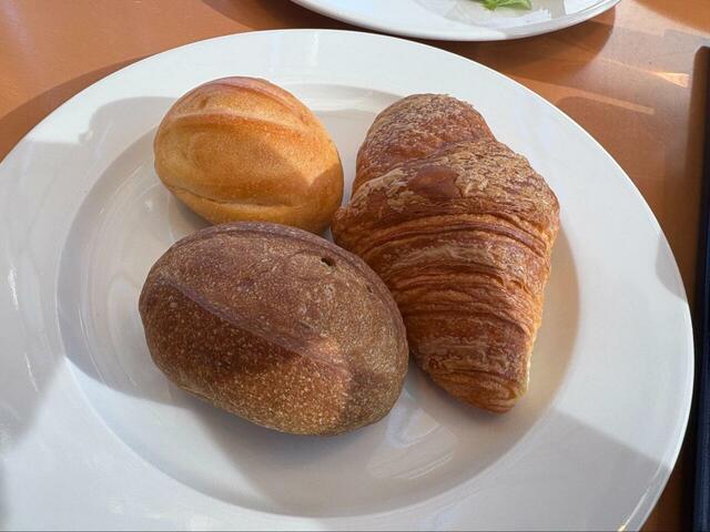 【カフェトスカ モーニングブッフェ】バターの香りに誘われて、メゾンカイザーのパンを3つもチョイス♪