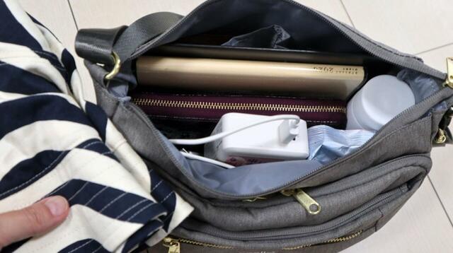 【anello GRANDE（アネロ グランデ） ショルダーバッグ】メイン荷室にはA5サイズの手帳やモバイルバッテリー、ハンディファン、縦置きでミニマグボトルまで入りました♪