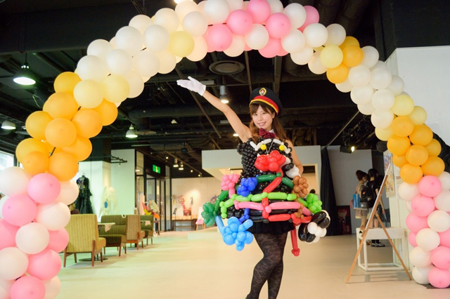 バルーンだけでつくった「鉄道ドレス」