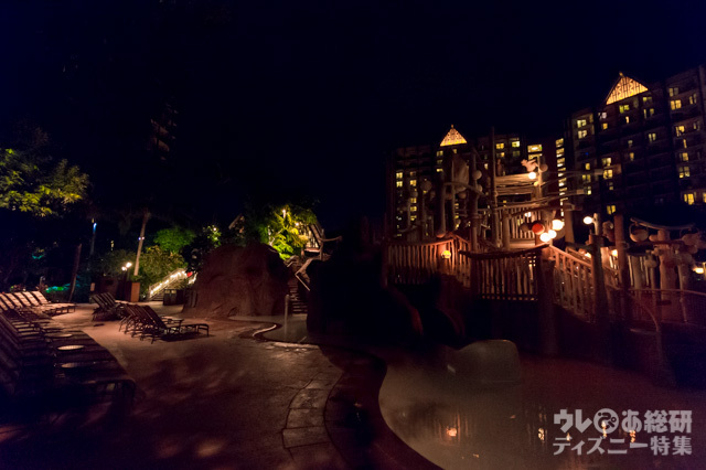 夜の「メネフネ・ブリッジ」|アウラニ・ディズニー・リゾート & スパ コオリナ・ハワイ