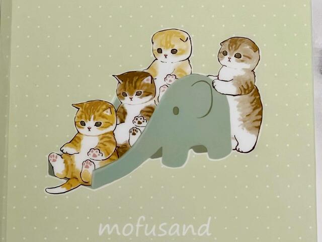 【Seria（セリア）】滑り台にぎゅうぎゅうになっているにゃんこたち。順番待ちをしているにゃんこの佇まいもかわいい…！