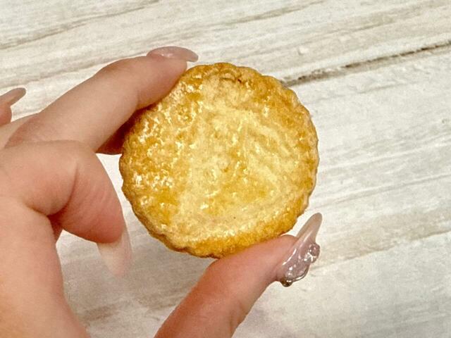 【カルディ/ラ・トリニテーヌ クッキー ロイヤルキャッツ グリーン&イエロー】薄焼きガレットはサクサクとした食感。薄焼きながらも、バターのコクとほどよい塩味がしっかり感じられます