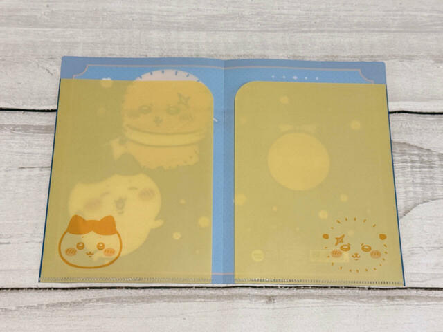 『ちいかわ』×100円ショップ新作グッズ第8弾「ちいかわ A5見開きファイル 6」サイズ：（約）縦21.1×横15.6cm。見開いた内側にもキャラクターデザイン入り！