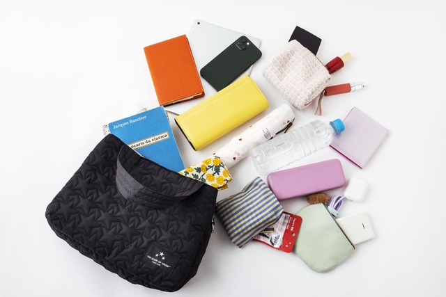 【『THE SCAPE OF GREEN 10Pockets 軽量スターキルティングバッグBOOK』（宝島社）】500mLペットボトルや折りたたみ傘も難なく入る