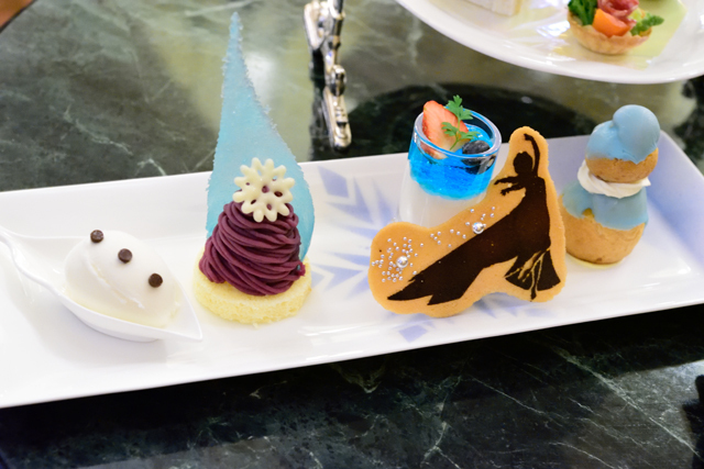 “アナとエルサのフローズンファンタジー” アフタヌーンティーセット デザートメドレー ©Disney