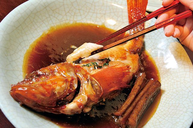 魚マナー／煮魚・小技1 涙箸にならないよう、煮汁を絞ってから口へ