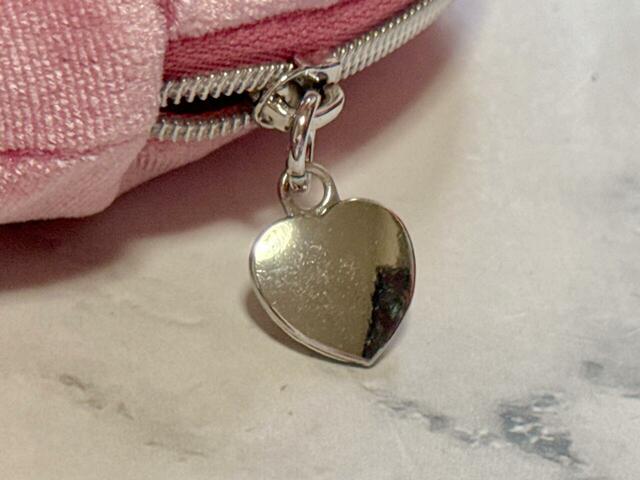 ファスナーの引き手にはかわいいハートのチャーム付き