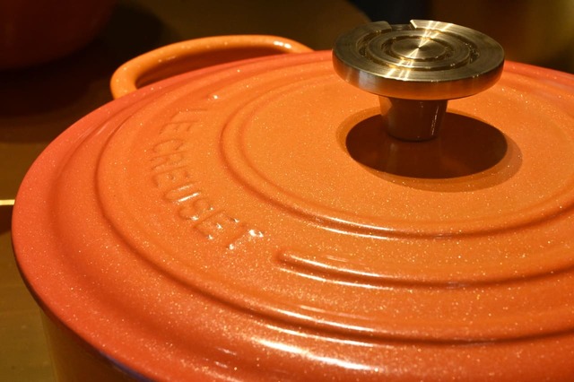 【ル・クルーゼ】新たに誕生した100周年記念カラー「Flamme Dorée －フラムドレ」