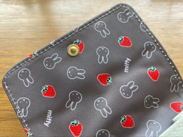【宝島社　miffy カードが見やすい じゃばら式ミニ財布 BOOK WHITE】財布を開くたびに癒されるデザイン