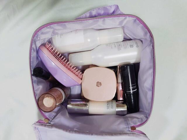 厚みがあるので、普段つかっているコスメも入る