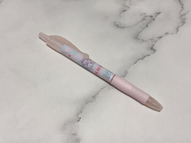ボールペンはピンクとブルーの2色展開。今回はピンクをチョイス！