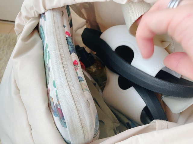 【UNIQLO U ドローストリングバックパック】サンダルなどかさばるものも収納できました