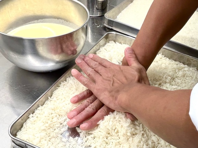 【矢澤チキン】部位によってパン粉のつけ方が違っていた。これはフィレ用の粗挽きのパン粉