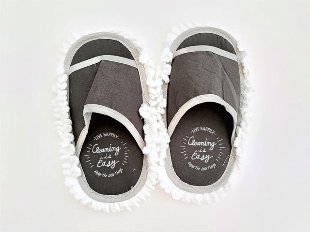 【キャンドゥ】モップ付きスリッパ 1P 英字柄／両足に履くには2つ買う必要がある