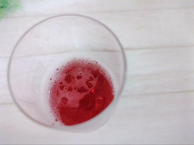 【シャトレーゼ ソフトスパークリング　赤ぶどう】子どもでも飲みやすい微炭酸