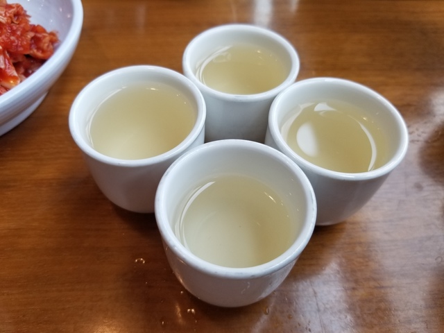 『高麗参鶏湯』のインサムジュ（人参酒）。サムゲタンといっしょに出てこなかったら、店員さんに遠慮なく言うべし