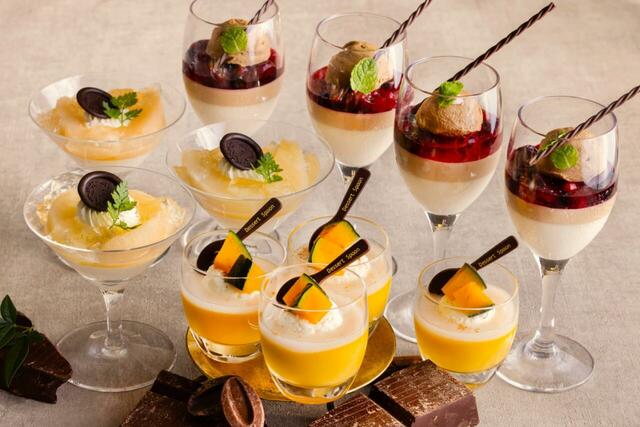 「洋梨のコンポートとバニラのブランマンジェ（左上）パンプキンプリン（中央）チュアオショコラミルクのパフェ仕立て（右）」＜期間：2025年10月1日〜11月27日＞【“栗・芋・かぼちゃ×濃厚ショコラ”の魅惑のスイーツの饗宴♪ナイトスイーツブッフェ「Sweets Parade」で秋の夜長を大満喫！】