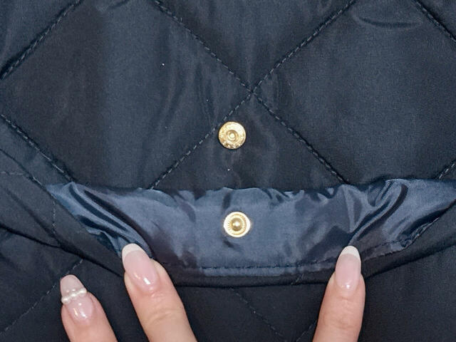 フロントポケットにもスナップボタン付き！