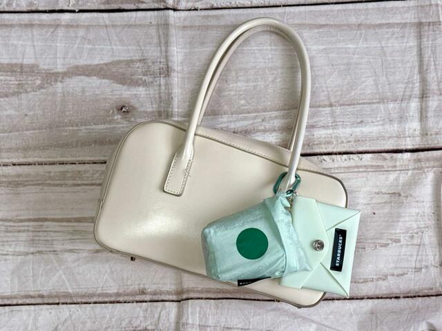 ミニバッグにつけて持ち運んでもかわいい♪