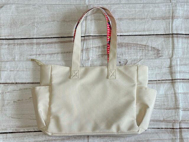 背面は装飾がないシンプルなデザイン