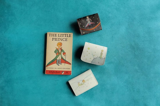 【小さいふ。クアトロガッツ】世界中の言葉に訳され、70年以上にわたり読み継がれてきた名作「星の王子さま」が、手のひらサイズのお財布に。
