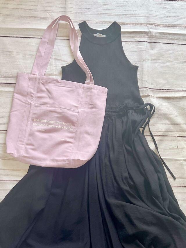 モノトーンコーデのアクセントに♡【ZARA（ザラ）】ウォールペーパー テキスト トートバッグ：1,690円（税込）