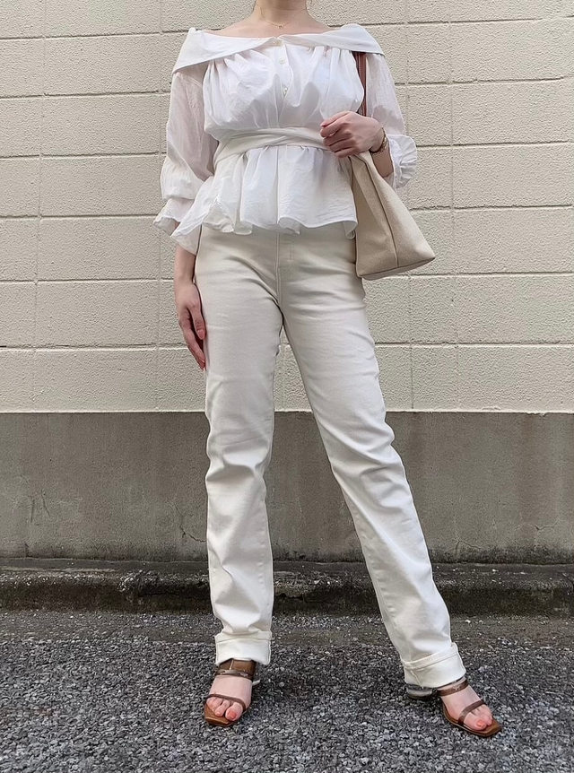 【UNIQLO（ユニクロ）】レギュラーフィットストレートハイライズジーンズ　オフホワイト　24サイズ着用