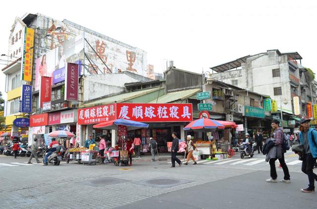 龍山寺前の廣州街と西昌街の交差点。常に果物や雑貨の屋台が並ぶ
