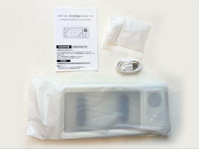 【3COINS スピーカー付き防滴スマホケース】防滴スマホケース本体、充電ケーブル（USB Type-C）、スタンド取付用フック、取扱説明書がセットになっています