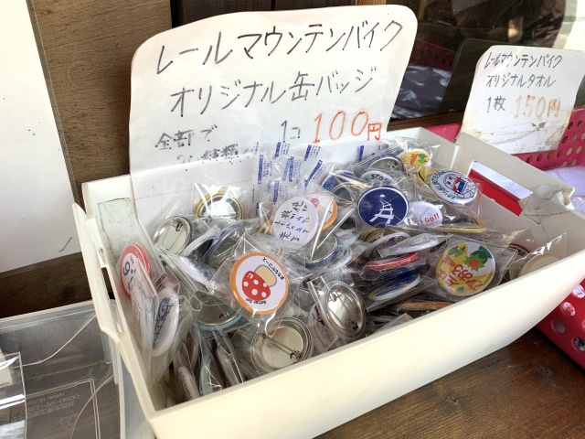 受付にはオリジナルのバッジやTシャツが売っています