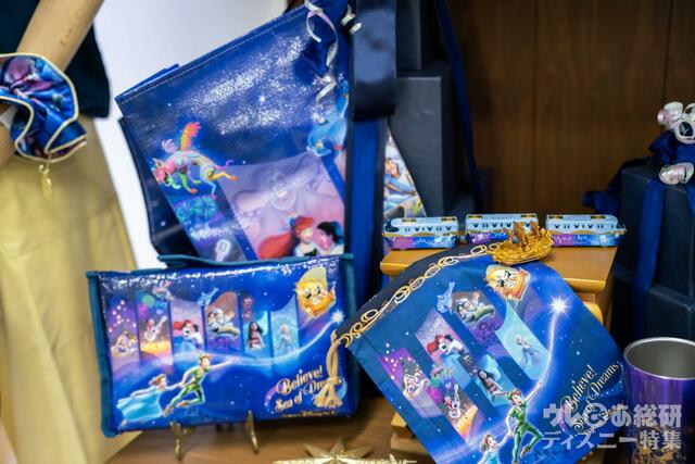 東京ディズニーシーに登場する新ナイトタイムエンターテイメントの世界観がデザインされたグッズ