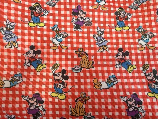 バッグの内側は総柄の裏地つき！レッドのギンガムチェックにミッキー＆フレンズの総柄がレトロでキュート♪