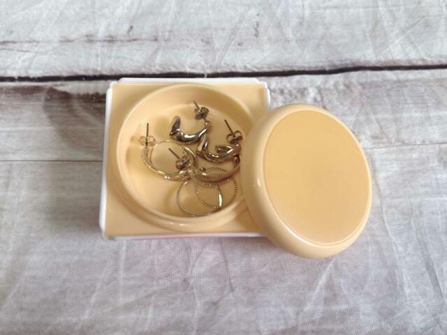 【ちいかわハッピーセット第一弾／うさぎのプチパンケーキケース】ケースにアクセサリーを入れてみました。細かいものの整理にぴったり！