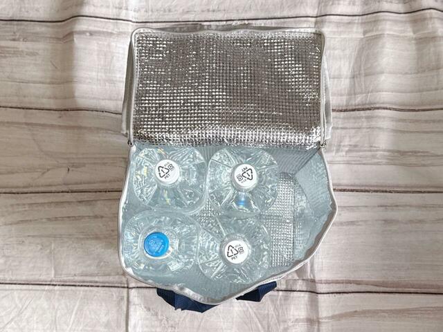 【cookpad plus 2025年夏号特別付録】ファスナーを閉める場合は、2Lのペットボトルは4本にとどめましょう