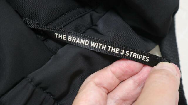 【adidas(アディダス) マストハブ バックパック】ポケットのファスナーに付いているベルトもおしゃれ感があります◎