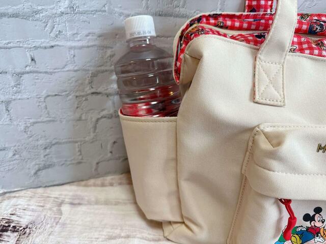 サイドのポケットには550mlのペットボトルも収納可能