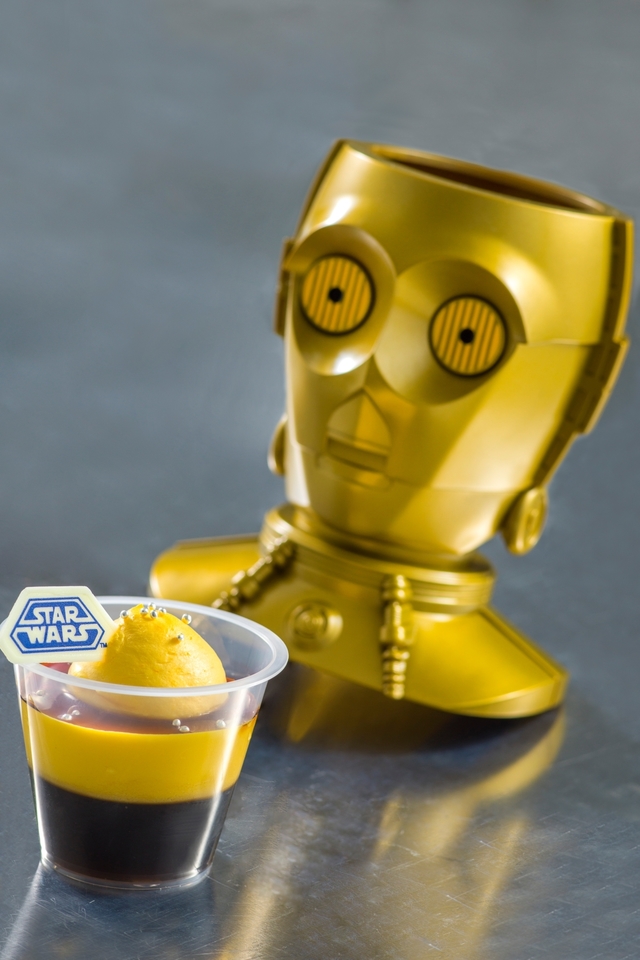 バニラムース&コーヒーゼリーのカップデザート  スーベニアホルダー付き 980円｜トゥモローランド・テラス｜スター・ウォーズ｜東京ディズニーランド