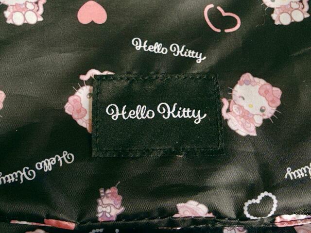 ポケットには「Hello Kitty」のロゴタグ付き