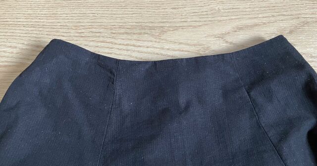 【無印良品　涼感フレアスカート】ウエスト部分は後ろのみゴム仕様。ほどよく身体にフィットします