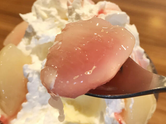 さすがジョッキサイズ、コンポートの量もすごいので、ちまちま少しずつ食べなくても大丈夫。【びっくりドンキーのジョッキパフェ（ピーチ）】