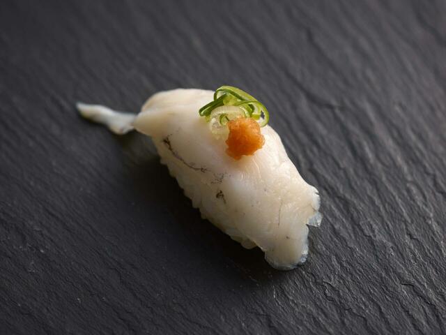 「ふぐ握り」単品290円(税込319円)【ゆず庵「かに・ふぐ・うに・のどくろ 冬の贅沢祭り」】