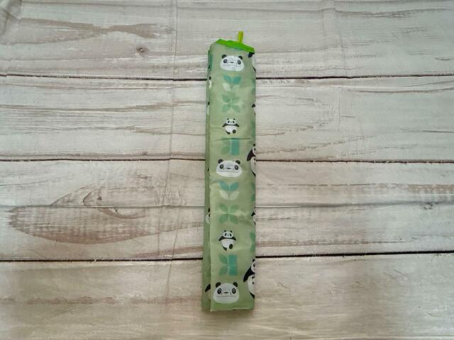 畳み方。縦に細く折りたたみます