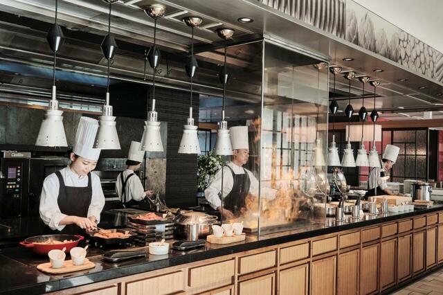 「カスタマイズが楽しい！STRINGS アメリカンサマーグルメフェア」＜期間：7月5日（金）〜9月13日（金）＞【アメリカンなブッフェで舌鼓！カスタマイズできる“ハンバーガー＆ホットドッグ”や“プレミアムローストビーフ”が食べ放題！】