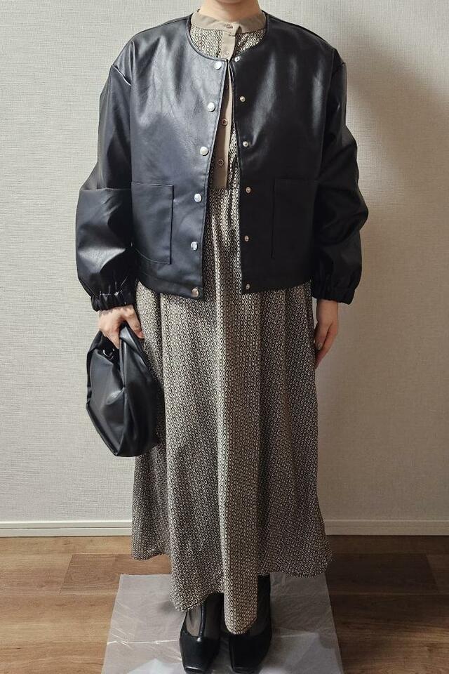 【coca フェイクレザーノーカラージャケット】柄ワンピースとブーツを合わせたきれいめコーデ。フォーマルな印象になります